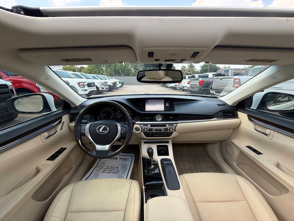 Lexus ES 350 Vehicle Full-screen Gallery Image 18