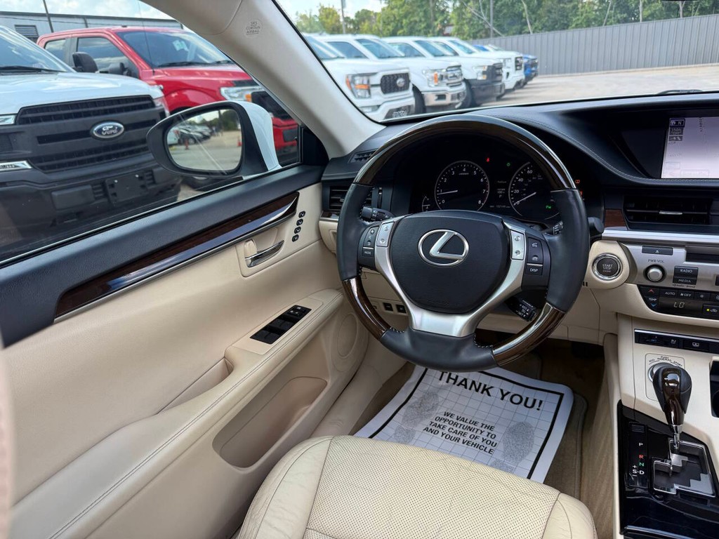 Lexus ES 350 Vehicle Full-screen Gallery Image 19