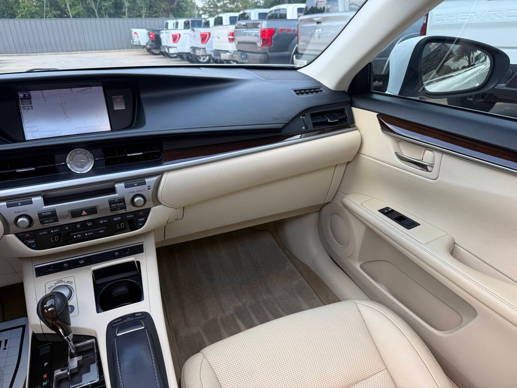 Lexus ES 350 Vehicle Full-screen Gallery Image 20