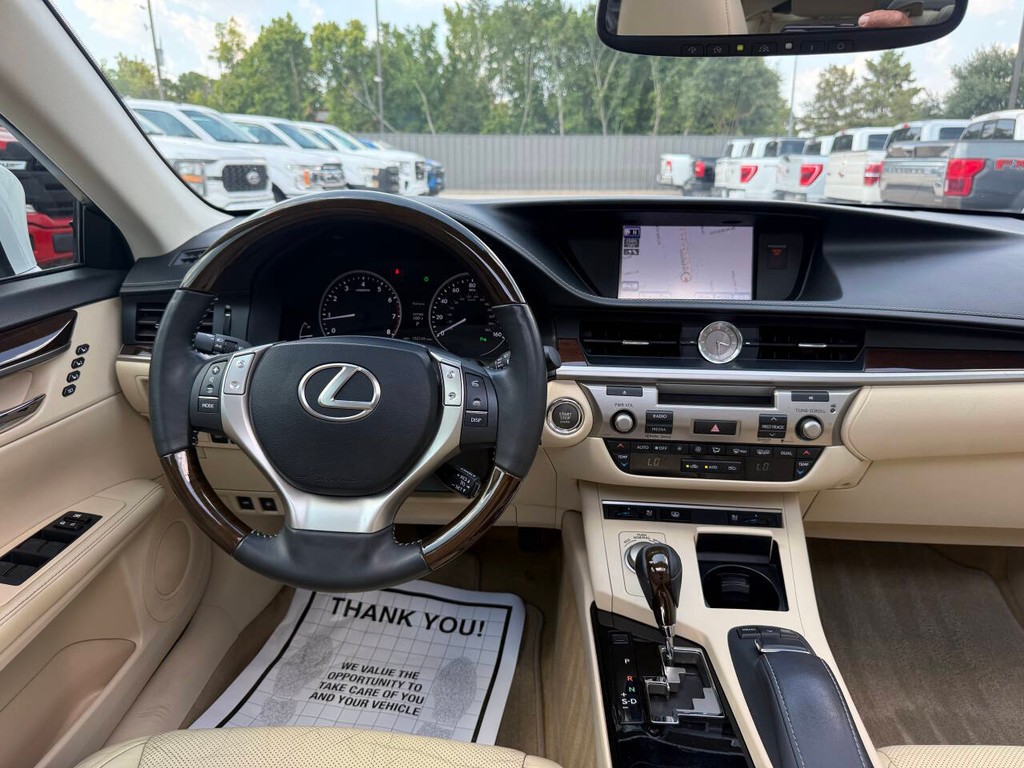 Lexus ES 350 Vehicle Full-screen Gallery Image 21