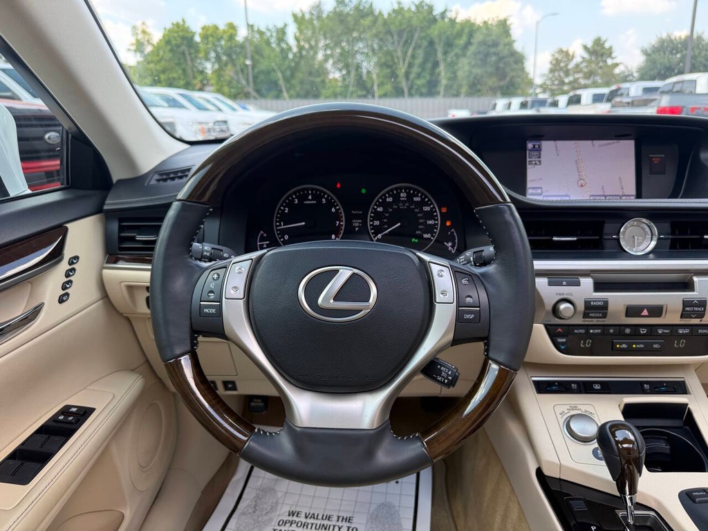 Lexus ES 350 Vehicle Full-screen Gallery Image 22