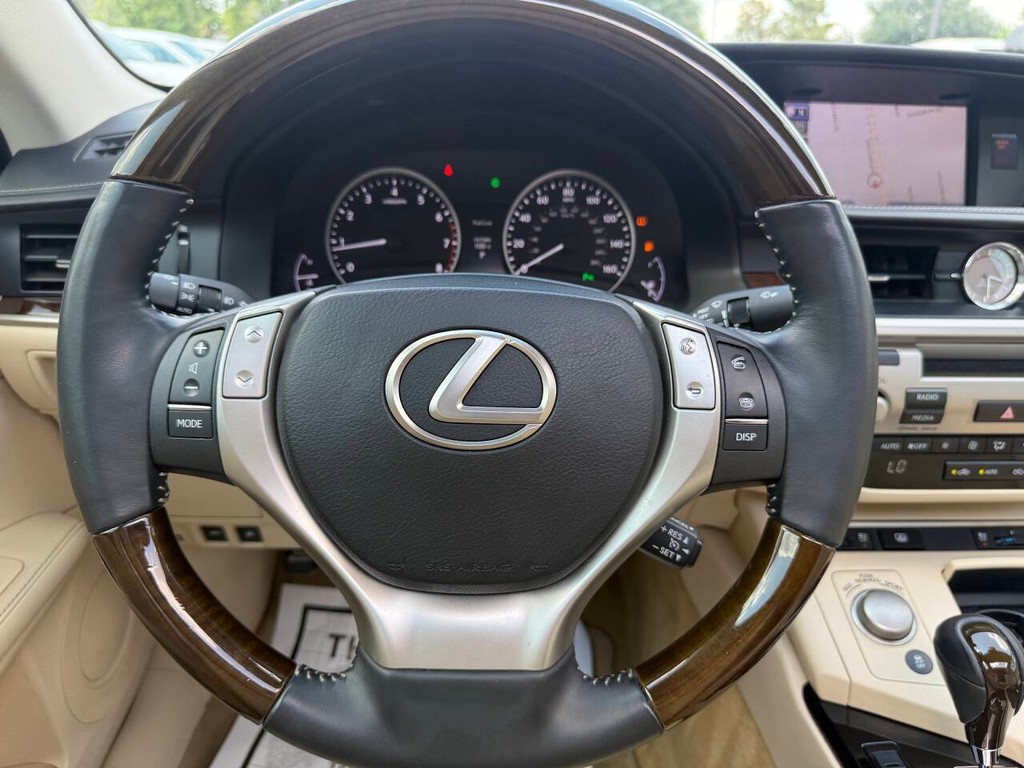 Lexus ES 350 Vehicle Full-screen Gallery Image 23