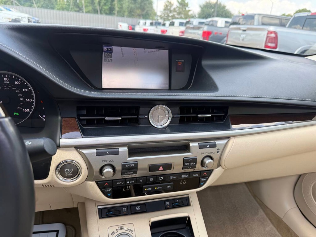 Lexus ES 350 Vehicle Full-screen Gallery Image 24