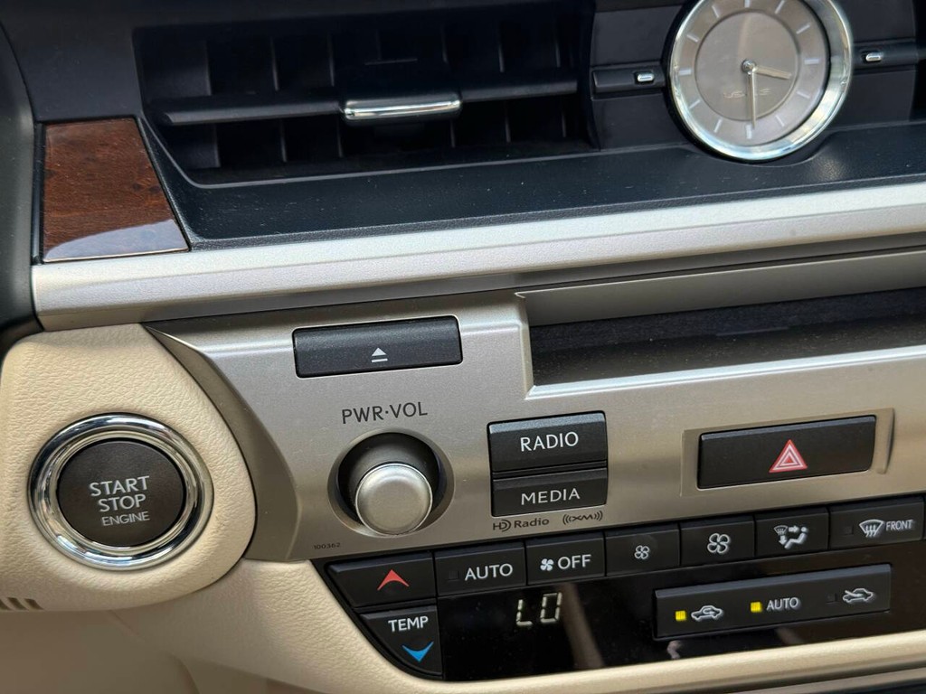 Lexus ES 350 Vehicle Full-screen Gallery Image 28
