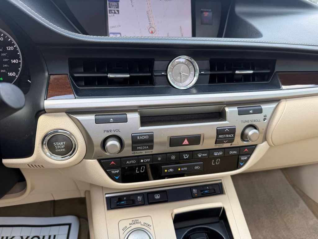 Lexus ES 350 Vehicle Full-screen Gallery Image 29