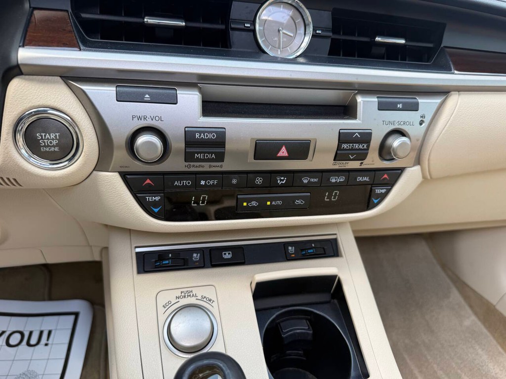 Lexus ES 350 Vehicle Full-screen Gallery Image 30