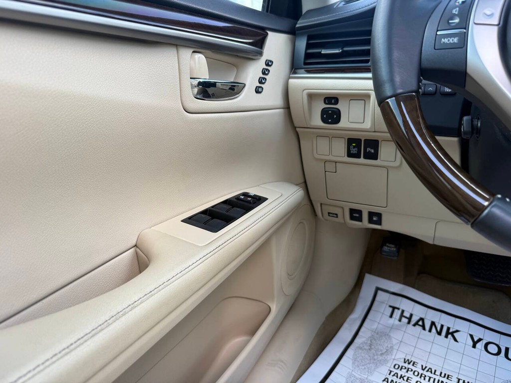 Lexus ES 350 Vehicle Full-screen Gallery Image 32