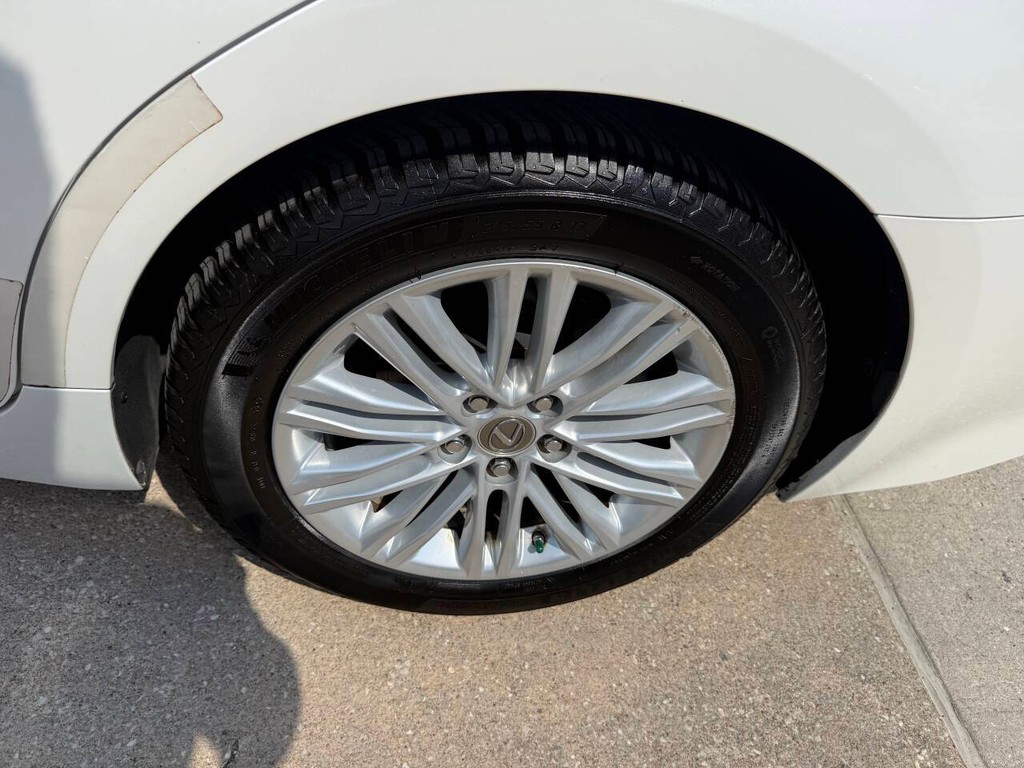 Lexus ES 350 Vehicle Full-screen Gallery Image 37