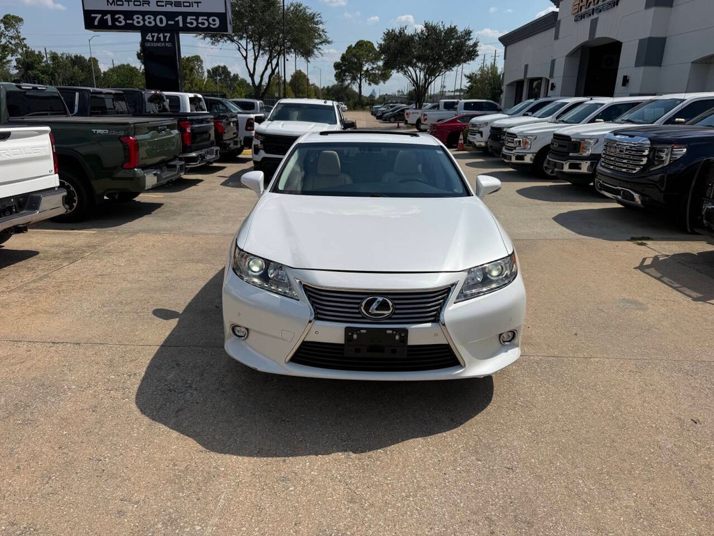 Lexus ES 350 Vehicle Full-screen Gallery Image 40