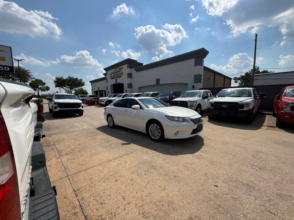 Lexus ES 350 Vehicle Full-screen Gallery Image 44