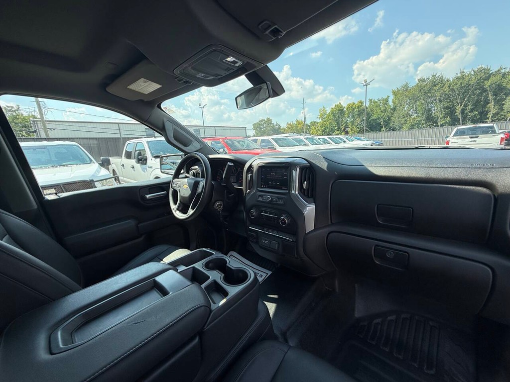 Chevrolet Silverado 1500 Vehicle Full-screen Gallery Image 18