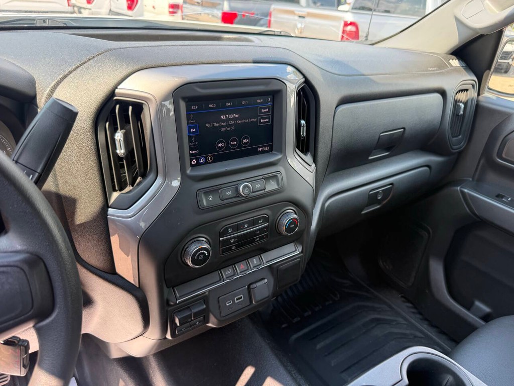 Chevrolet Silverado 1500 Vehicle Full-screen Gallery Image 22