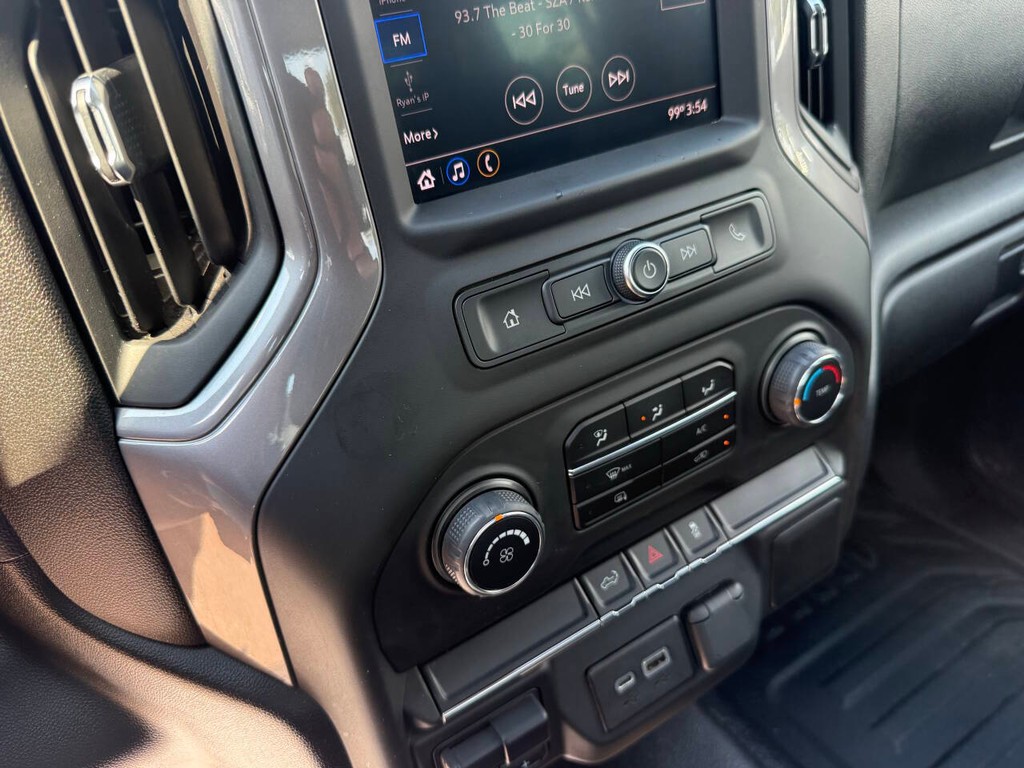 Chevrolet Silverado 1500 Vehicle Full-screen Gallery Image 24