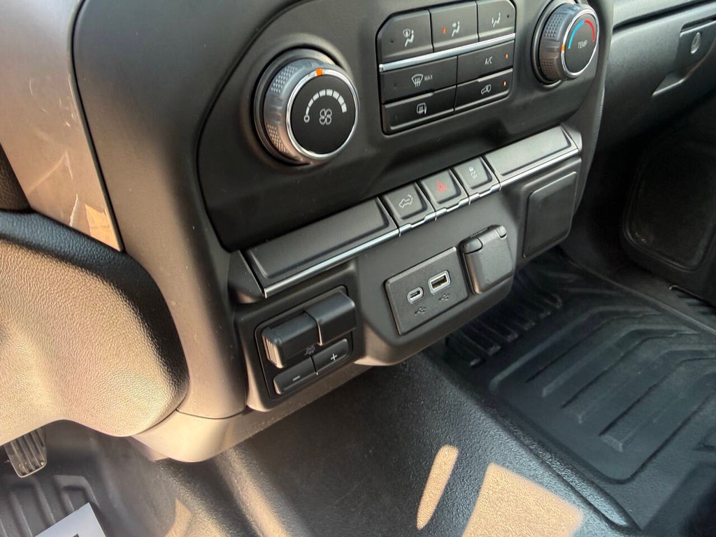 Chevrolet Silverado 1500 Vehicle Full-screen Gallery Image 25