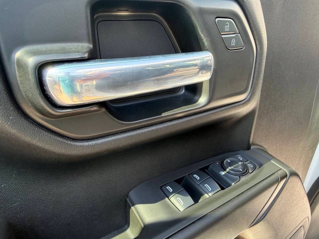 Chevrolet Silverado 1500 Vehicle Full-screen Gallery Image 28