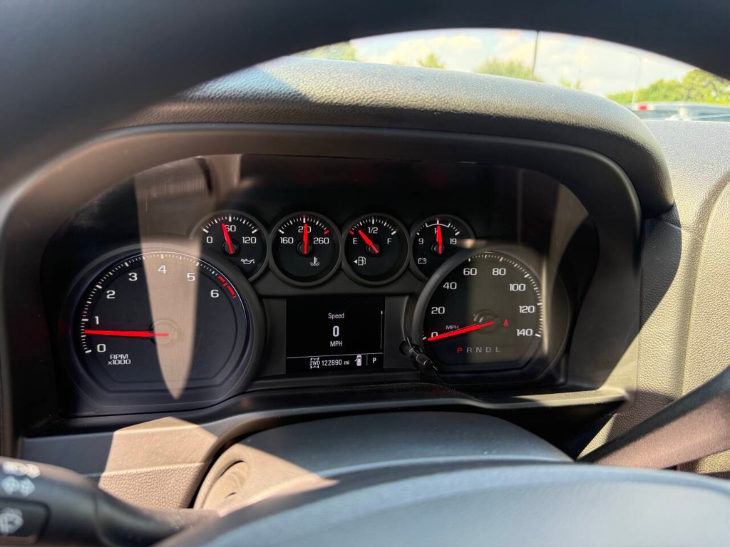 Chevrolet Silverado 1500 Vehicle Full-screen Gallery Image 30