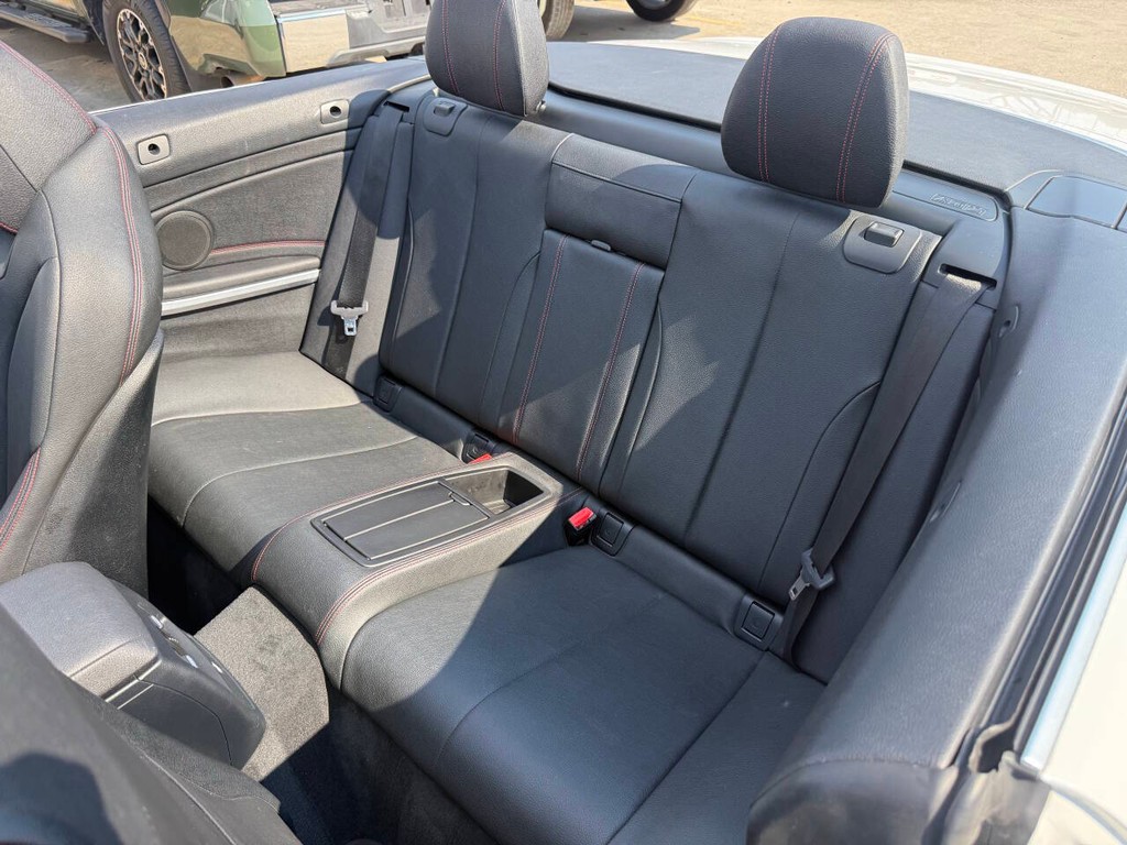 BMW 4 Series Vehicle Full-screen Gallery Image 12