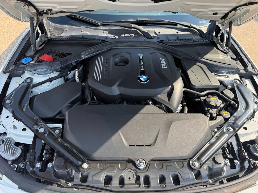 BMW 4 Series Vehicle Full-screen Gallery Image 34