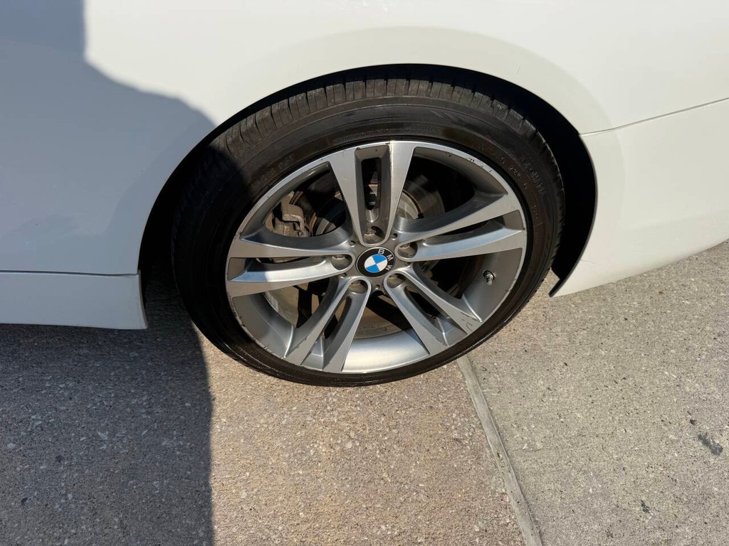 BMW 4 Series Vehicle Full-screen Gallery Image 35
