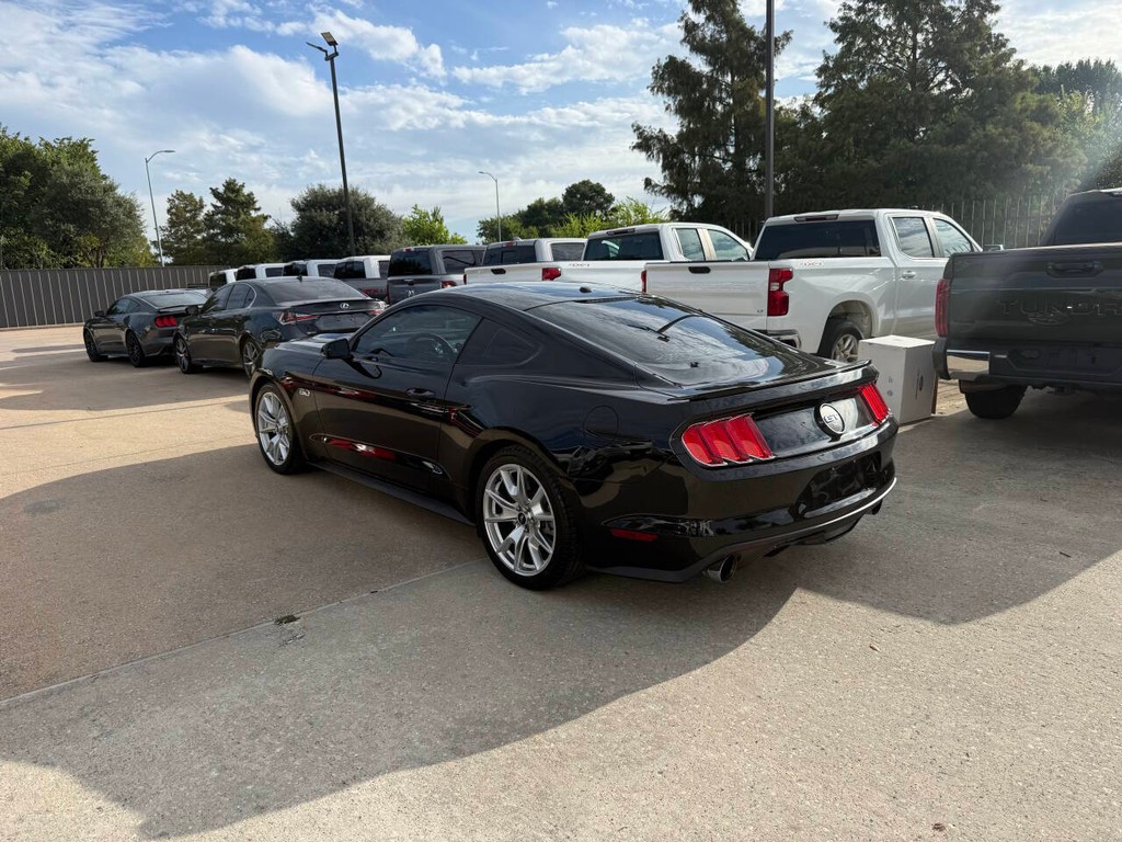 Ford Mustang Vehicle Full-screen Gallery Image 04