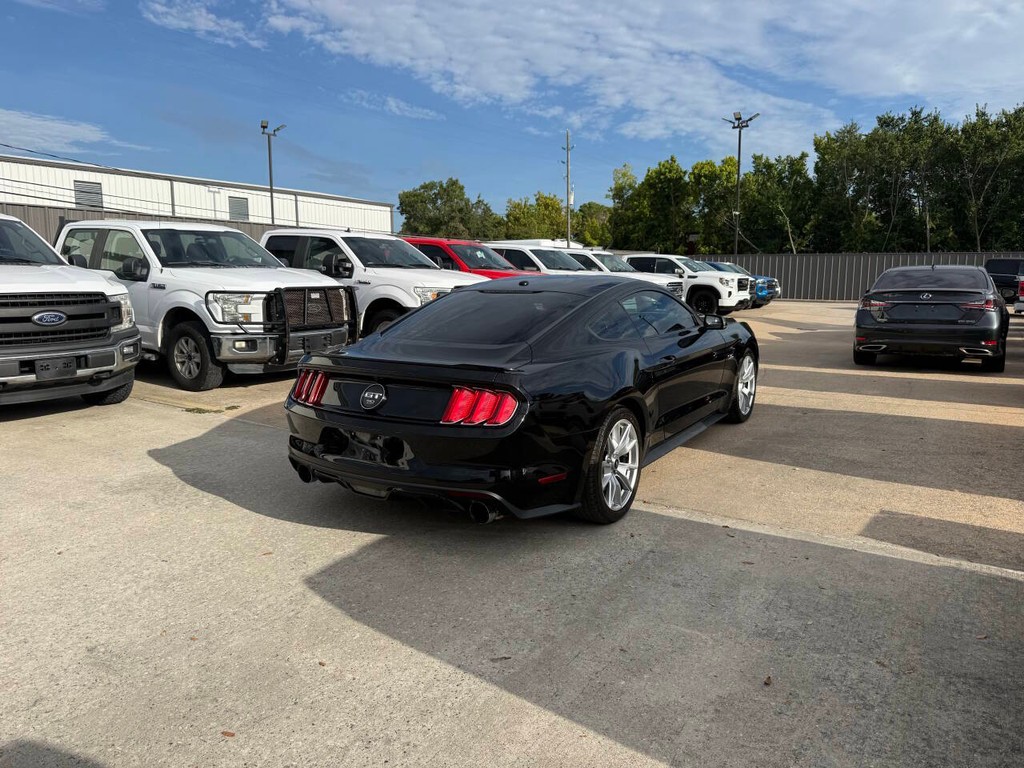 Ford Mustang Vehicle Full-screen Gallery Image 05