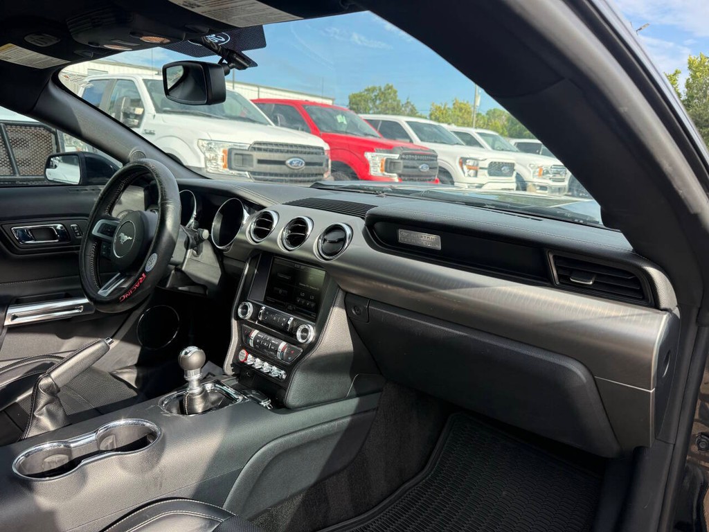 Ford Mustang Vehicle Full-screen Gallery Image 10