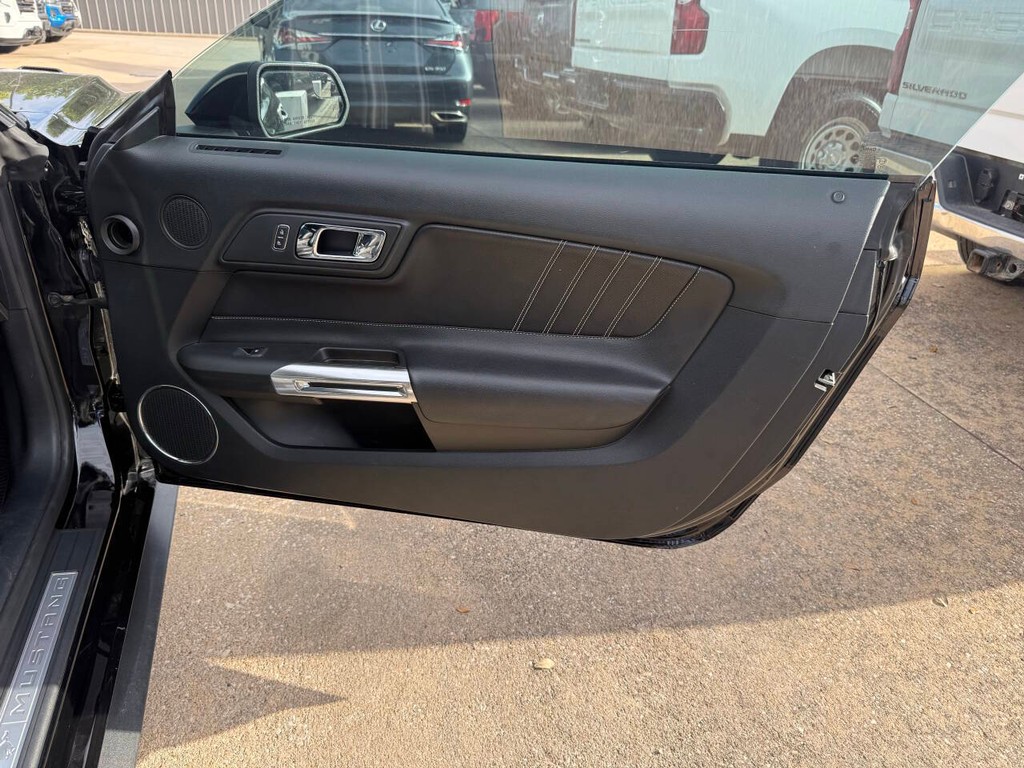 Ford Mustang Vehicle Full-screen Gallery Image 13