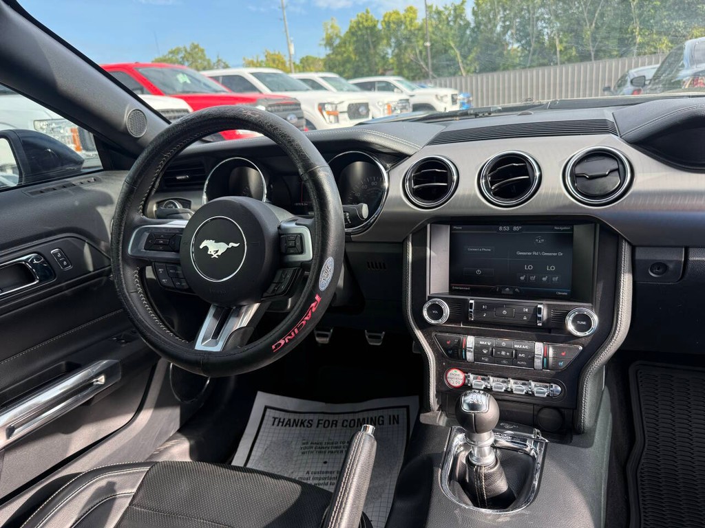 Ford Mustang Vehicle Full-screen Gallery Image 16