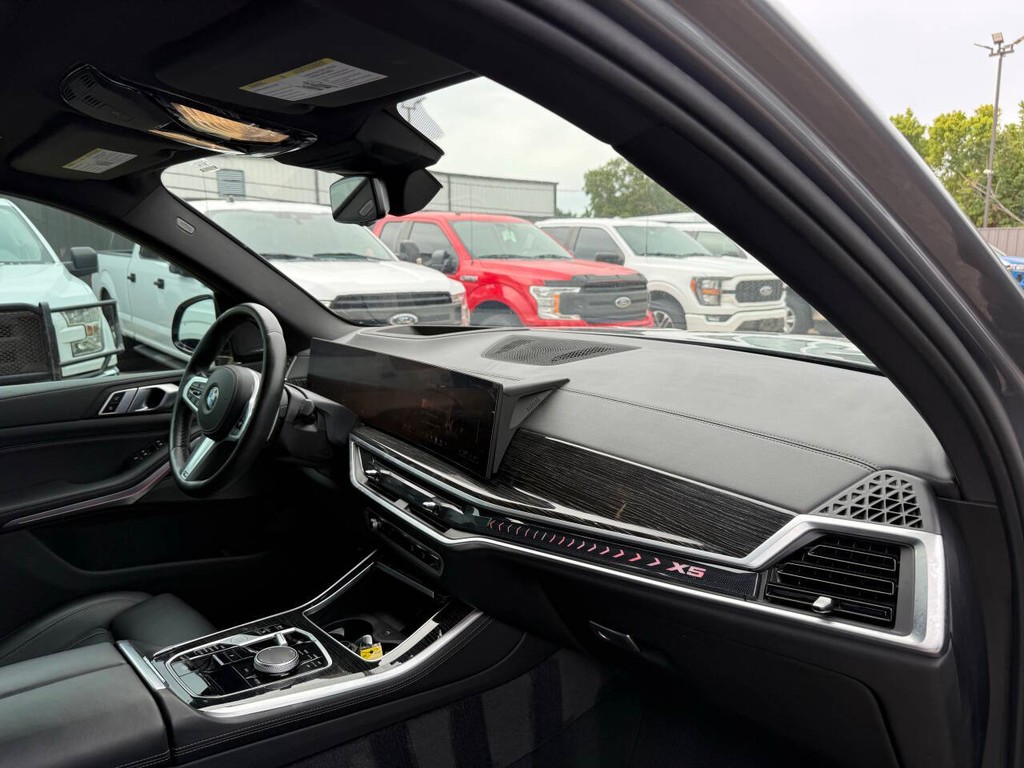 BMW X5 Vehicle Full-screen Gallery Image 09