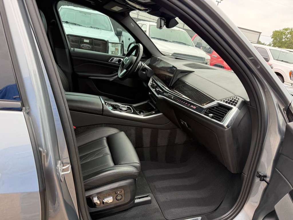 BMW X5 Vehicle Full-screen Gallery Image 10
