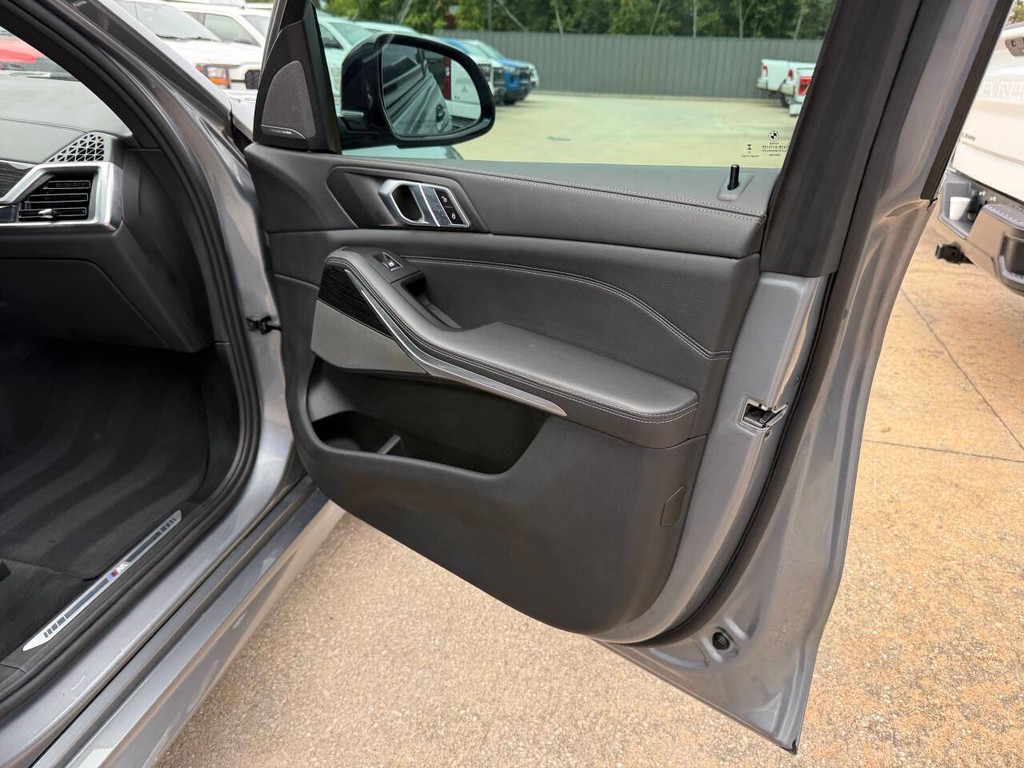 BMW X5 Vehicle Full-screen Gallery Image 11