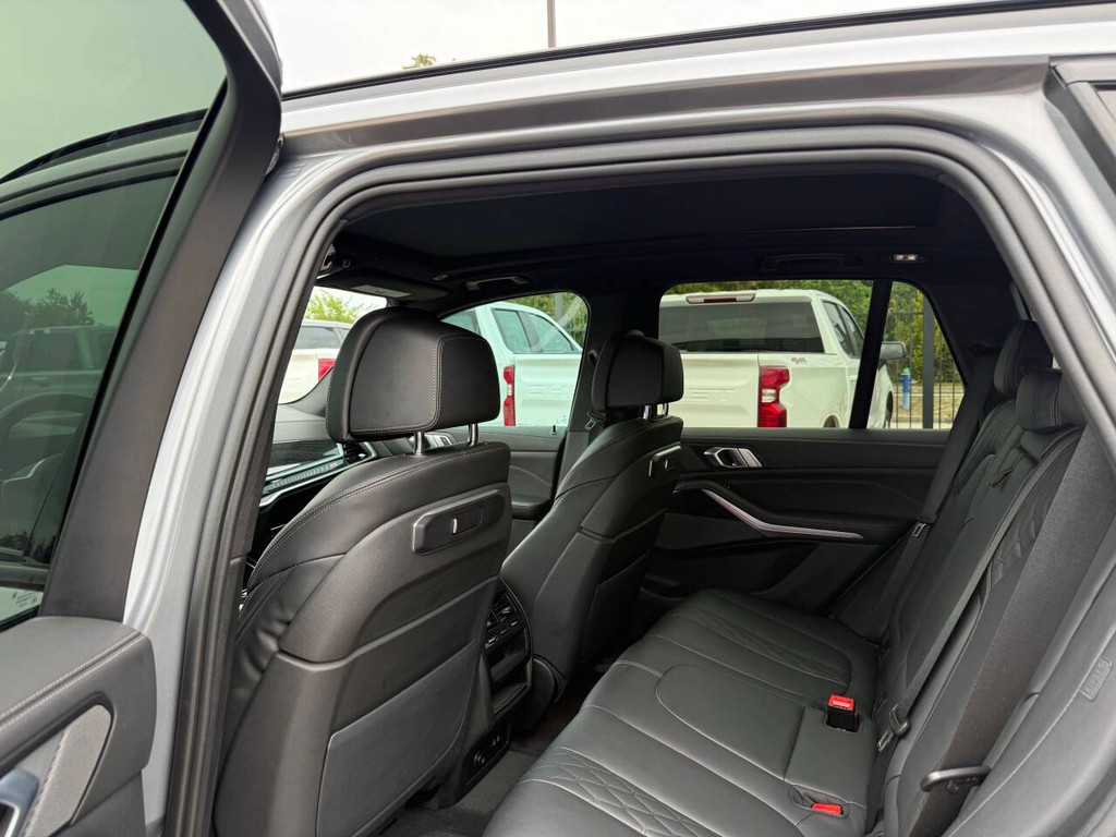 BMW X5 Vehicle Full-screen Gallery Image 12