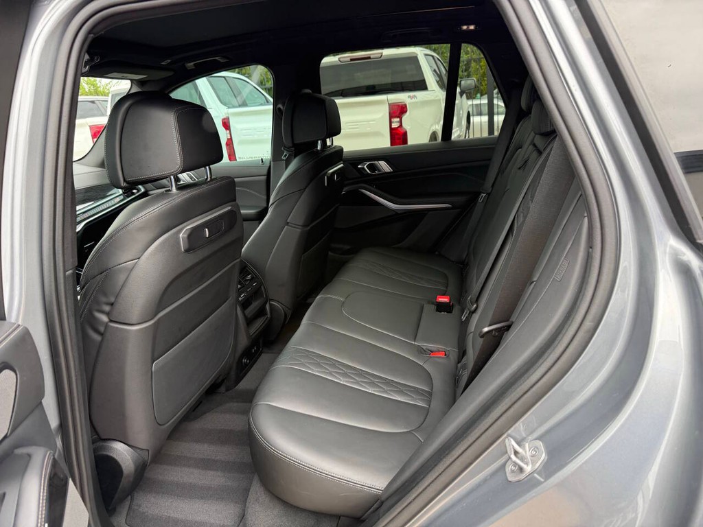 BMW X5 Vehicle Full-screen Gallery Image 13