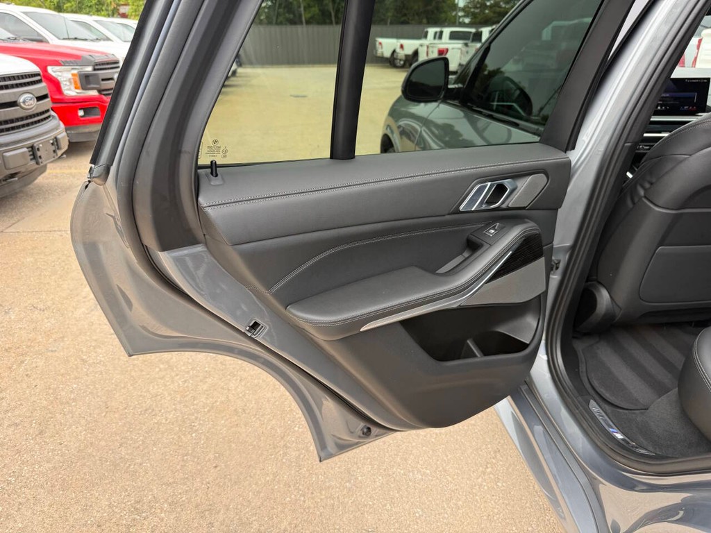 BMW X5 Vehicle Full-screen Gallery Image 14