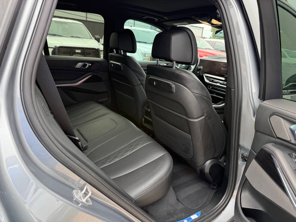 BMW X5 Vehicle Full-screen Gallery Image 15