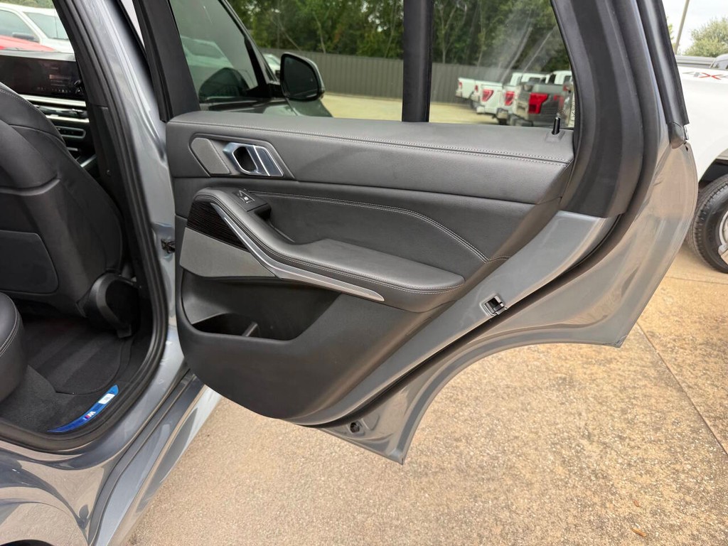BMW X5 Vehicle Full-screen Gallery Image 16
