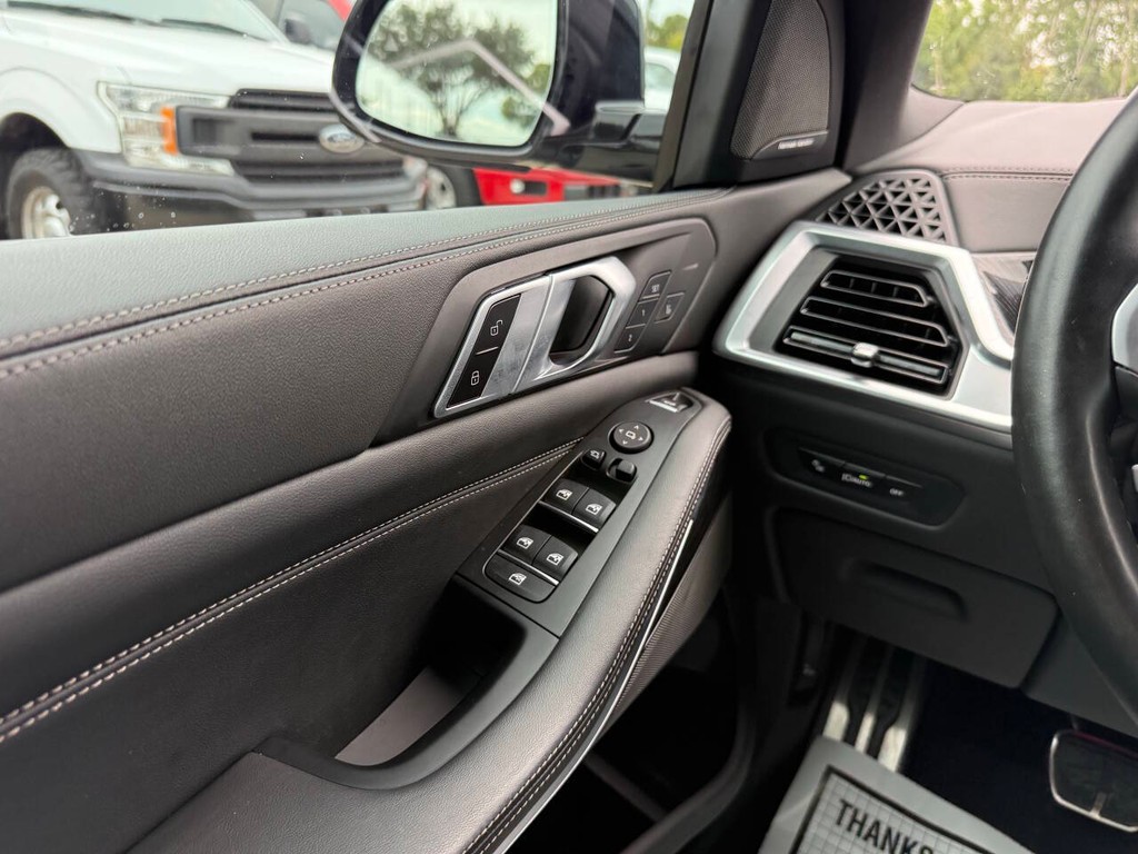BMW X5 Vehicle Full-screen Gallery Image 30