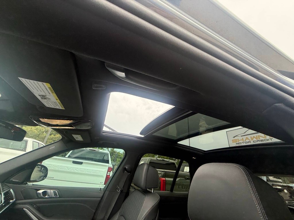 BMW X5 Vehicle Full-screen Gallery Image 31