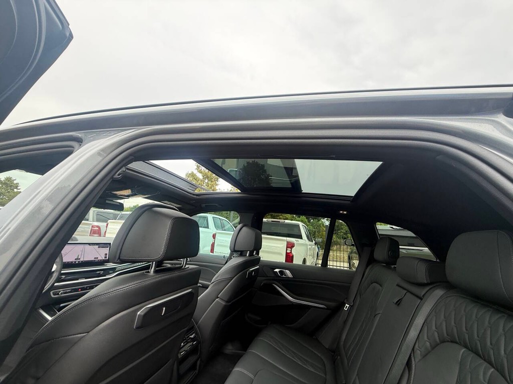 BMW X5 Vehicle Full-screen Gallery Image 32