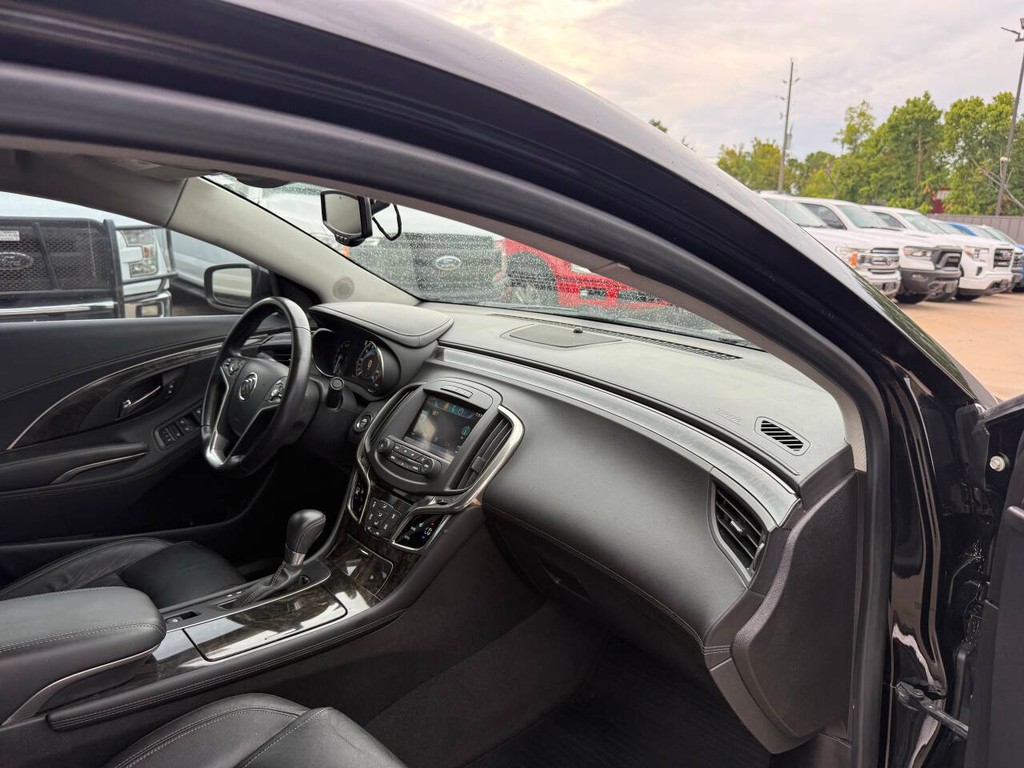 Buick LaCrosse Vehicle Full-screen Gallery Image 09