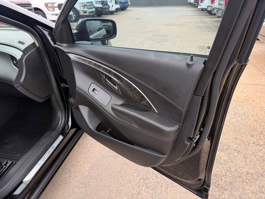 Buick LaCrosse Vehicle Full-screen Gallery Image 11