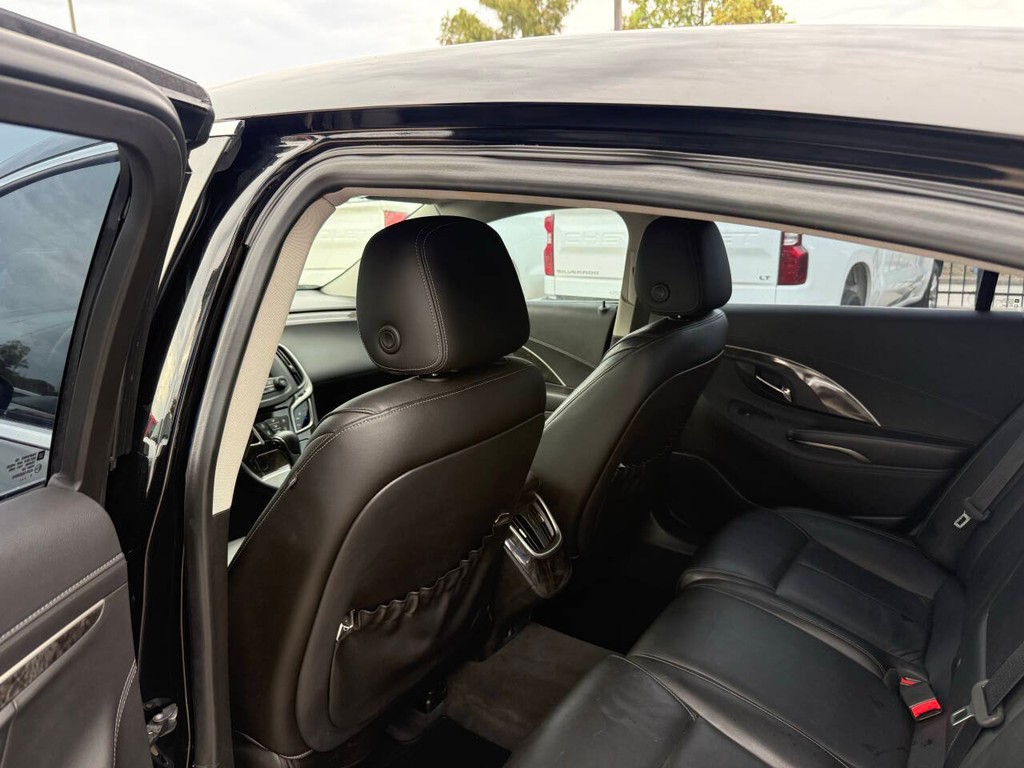 Buick LaCrosse Vehicle Full-screen Gallery Image 12