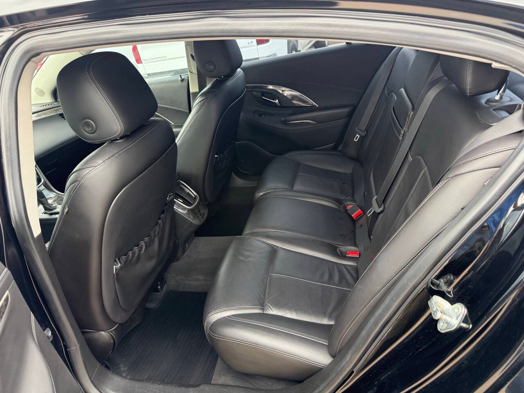 Buick LaCrosse Vehicle Full-screen Gallery Image 13