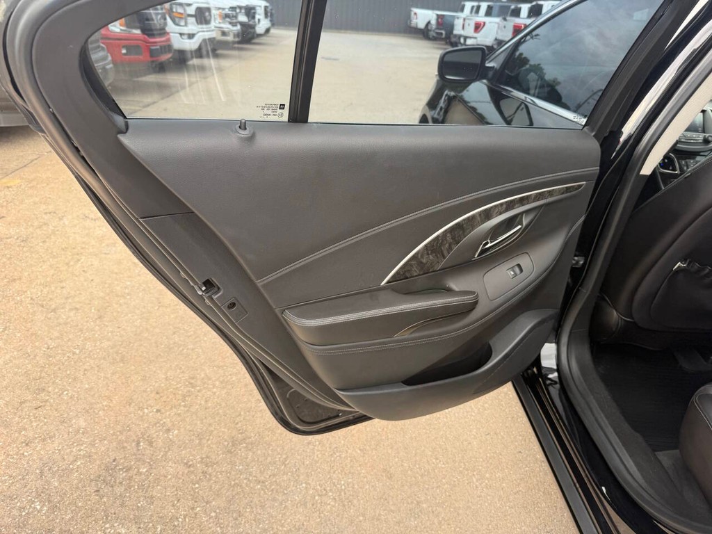 Buick LaCrosse Vehicle Full-screen Gallery Image 14