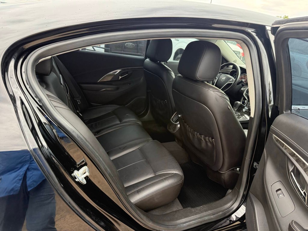 Buick LaCrosse Vehicle Full-screen Gallery Image 15