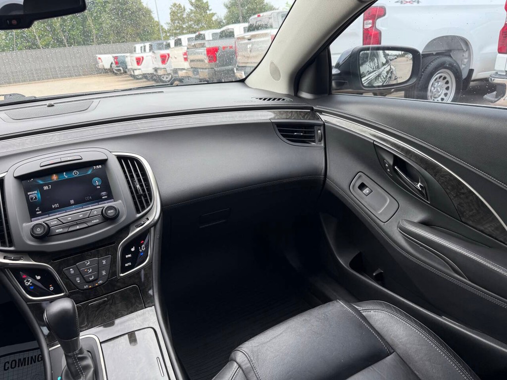 Buick LaCrosse Vehicle Full-screen Gallery Image 20
