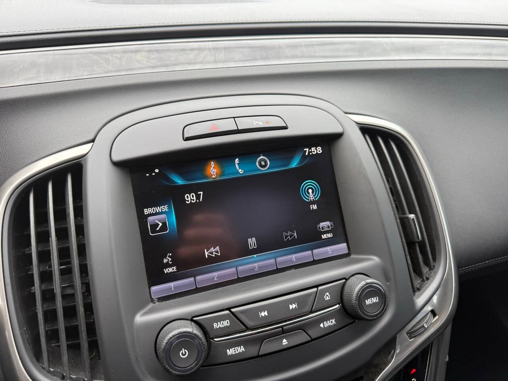 Buick LaCrosse Vehicle Full-screen Gallery Image 26