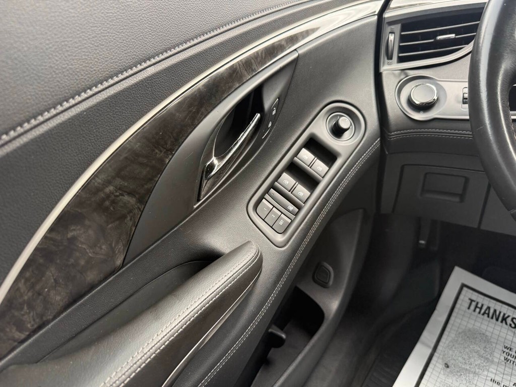 Buick LaCrosse Vehicle Full-screen Gallery Image 31