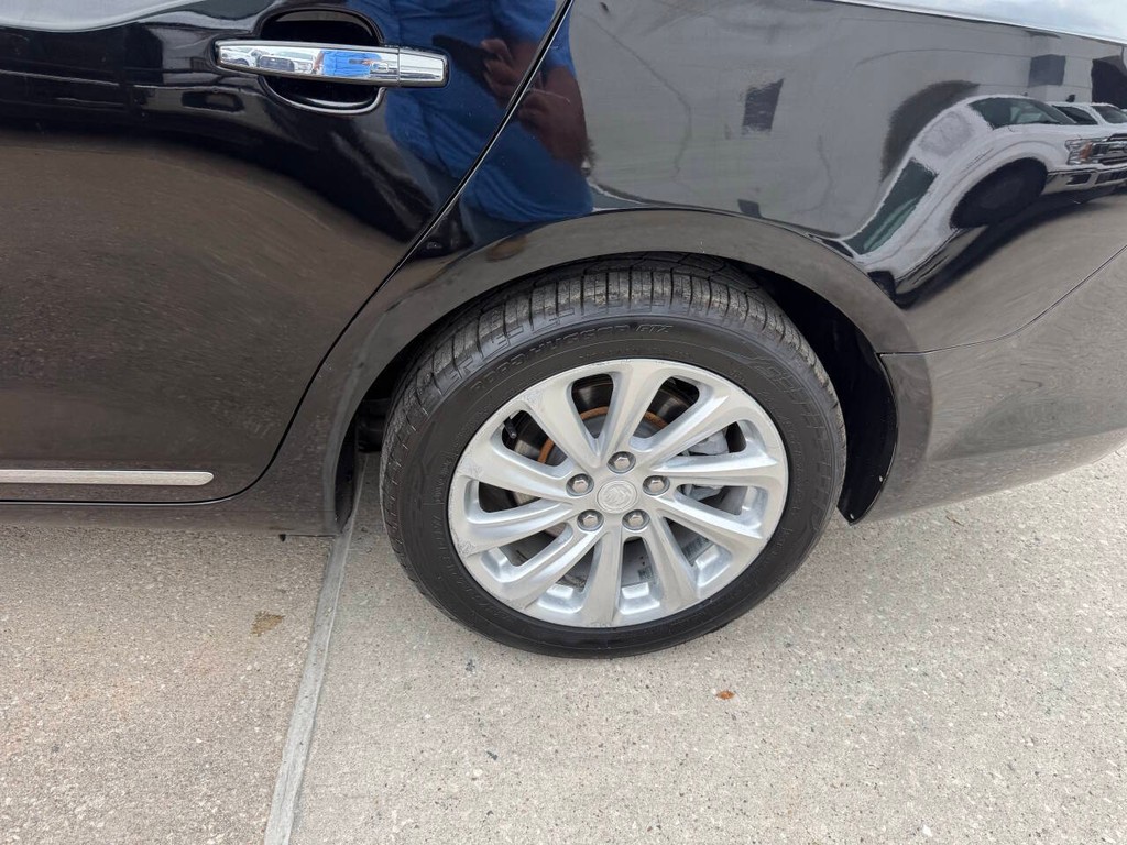 Buick LaCrosse Vehicle Full-screen Gallery Image 35
