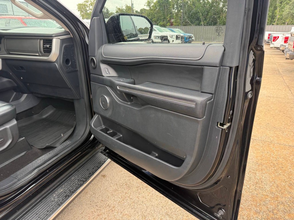 Ford Expedition Vehicle Full-screen Gallery Image 11
